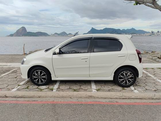 TOYOTA ETIOS 1.5 PLATINUM 16V FLEX 4P AUTOMÁTICO TOYOTA ETIOS 1.5 PLATINUM 16V FLEX 4P AUTOMÁTICO